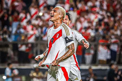 Paolo Guerrero celebrando gol selección Perú