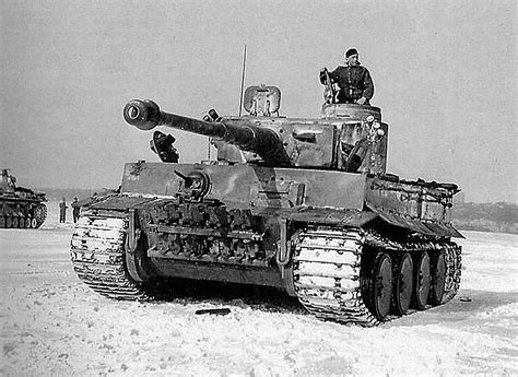 Tripulación dentro de un tanque Tigre alemán