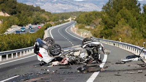 Accidente de tráfico en carretera nocturna
