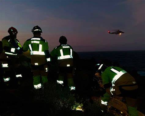 Rescate marítimo en puerto durante la noche