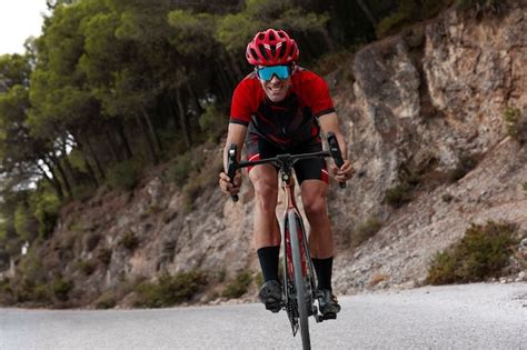 ciclista con casco Specialized en Barcelona