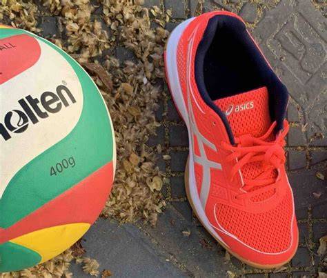 zapatillas de voleibol en cancha indoor