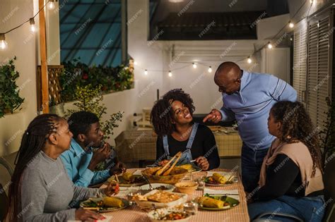 Familia reunida en una casa antigua