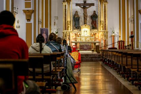 Interior de iglesia y familia chilena