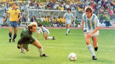 Maradona y Caniggia celebran gol Argentina Brasil 1990