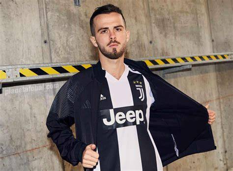 Miralem Pjanić con la camiseta Juventus
