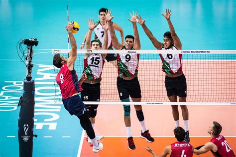 Equipo masculino de voleibol entrenando en cancha