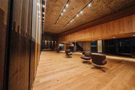 Chapas de madera natural en taller