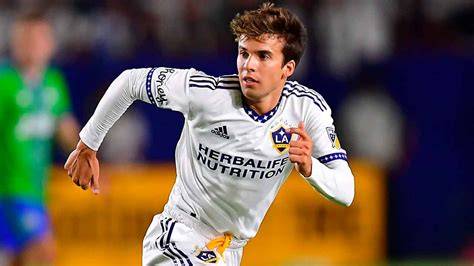 Riqui Puig con camiseta de LA Galaxy