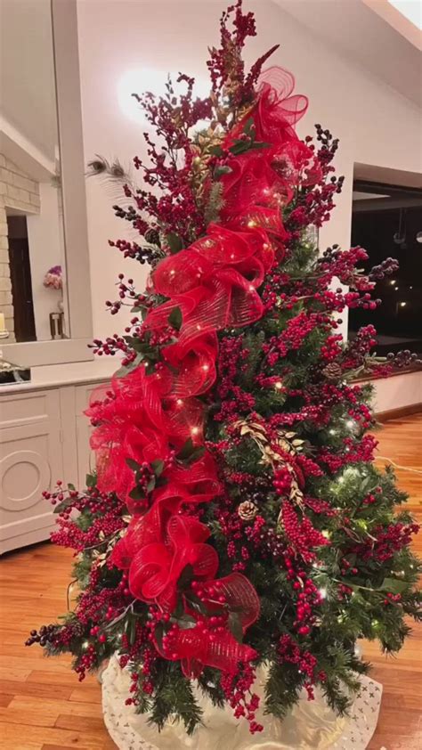 Árbol de Navidad decorado con malla