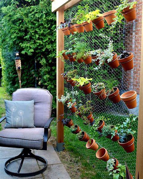 Jardín vertical con soporte de malla metálica