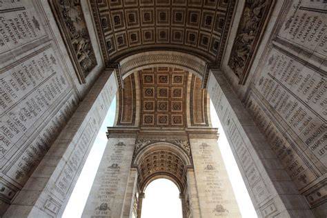 Detalle de frisos y escudos del Arco de Triunfo