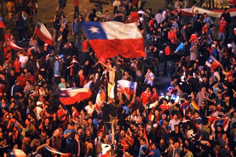Hinchas chilenos alentando a La Roja