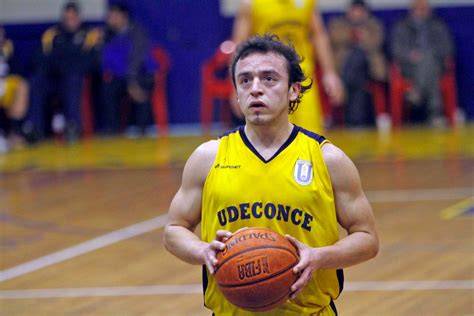 Evandro Arteaga lanzando un triple