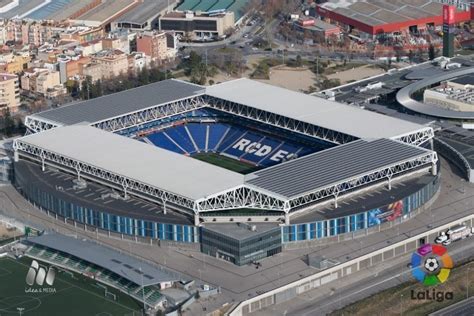 RCDE Stadium exterior y campo de fútbol