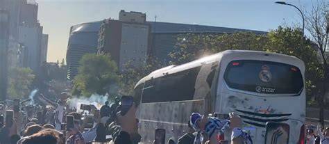 Autobús del Real Madrid llegando al Bernabéu
