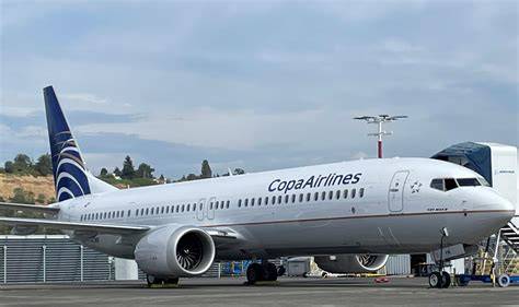 Avión Copa Airlines en aeropuerto internacional