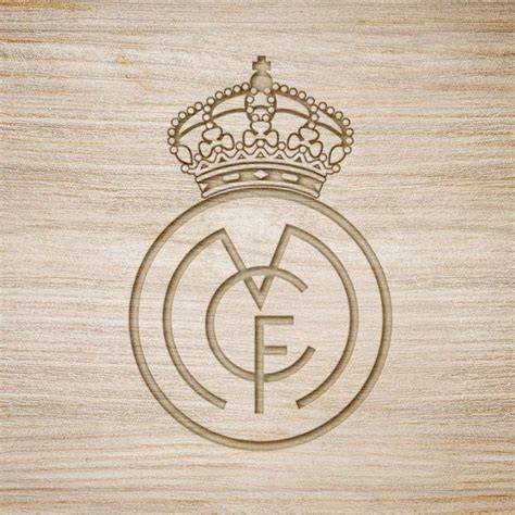 Insignia de madera del Real Madrid en pared