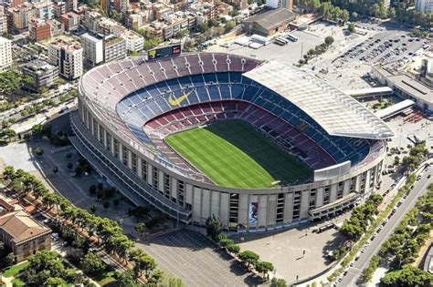 Camp Nou exterior y hoteles de Les Corts