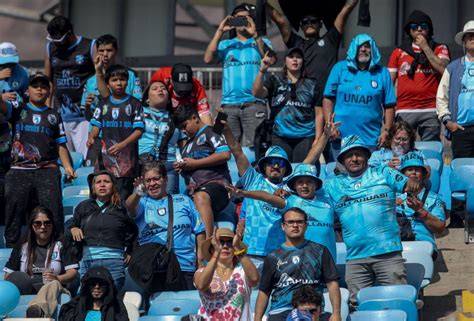 Hinchas de Deportes Iquique en estadio