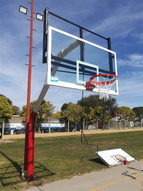 Tablero de básquetbol profesional con aro