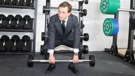 Almeida levantando pesas en gimnasio