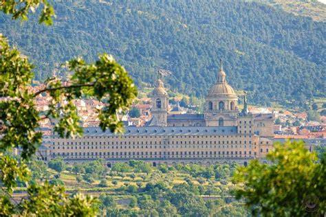 Silla de Felipe II y vistas del monasterio