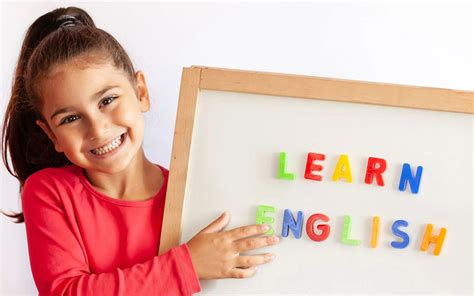 Niños aprendiendo vocabulario inglés en aula