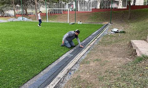 Instalación de pasto sintético en cancha