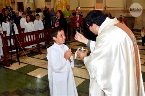 niños durante primera comunión
