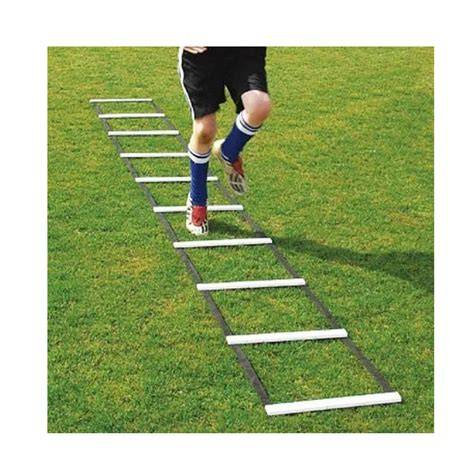 Arquero de futsal realizando coordinación con escalera
