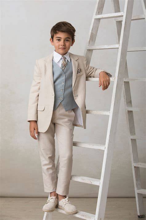 Niño con chaleco y traje de comunión