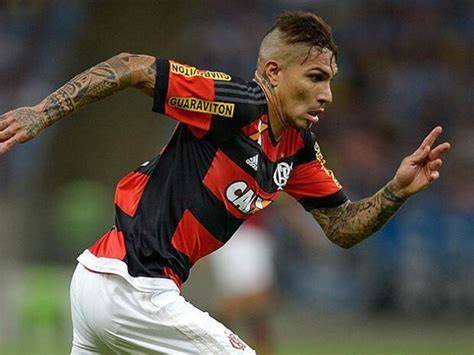Paolo Guerrero con camiseta del Corinthians