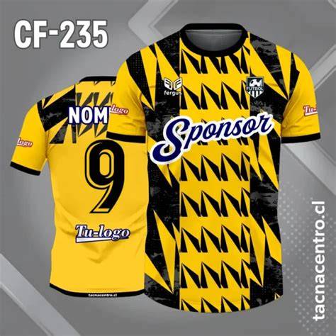camiseta amarilla con patrones oblicuos negros