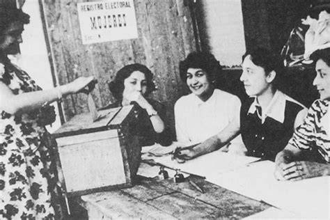 Primeras mujeres votando en una elección