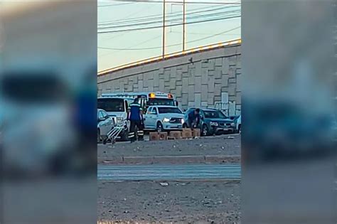 Camión repartidor accidentado en bulevar urbano