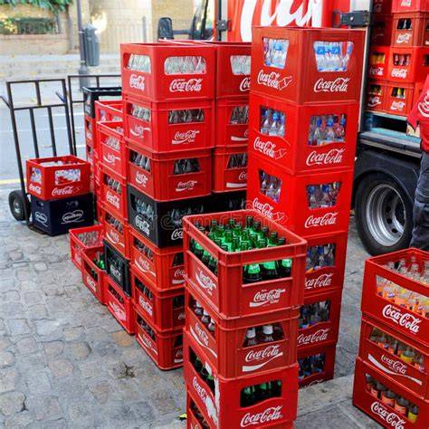 Botellas y cajas de bebidas sobre autopista