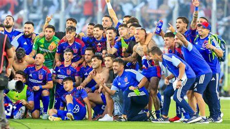 Universidad de Chile celebra triunfo en Estadio Monumental