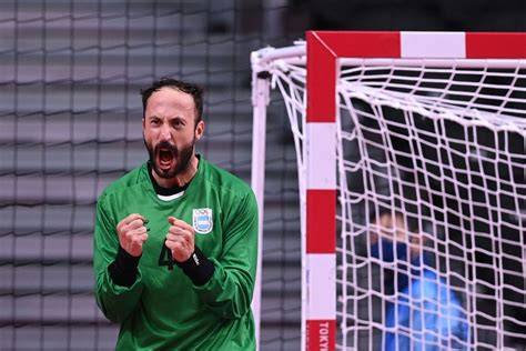Arquero de handball defendiendo un lanzamiento