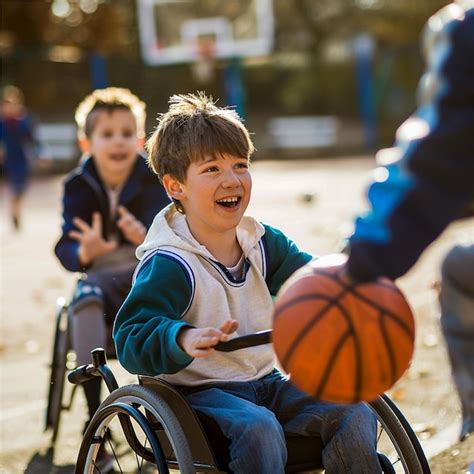 Niños en silla de ruedas jugando básquetbol