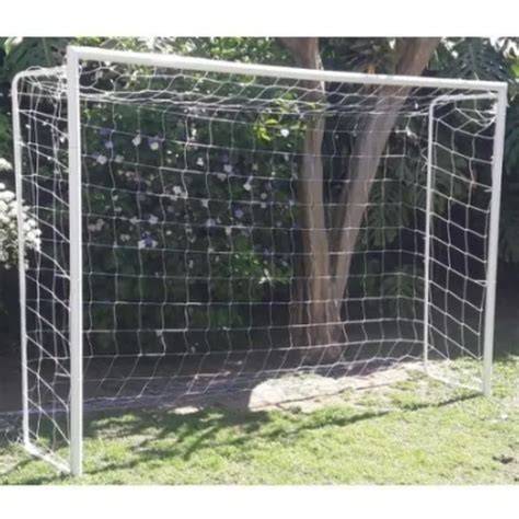 arco de fútbol con red instalada