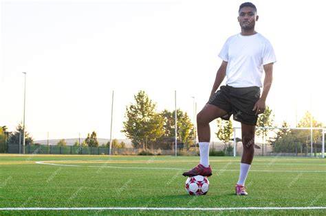 hombre pisando balón de fútbol