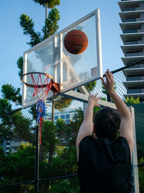 hombre lanzando balón de basquetbol