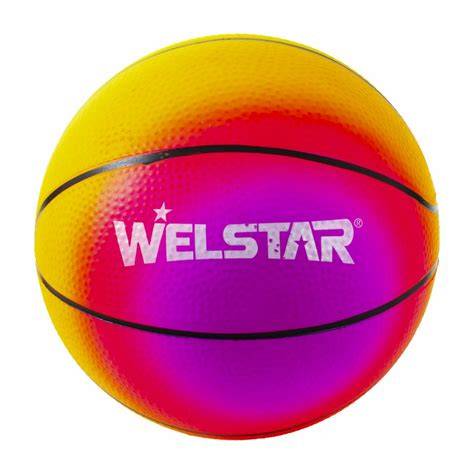 Pelota de básquet multicolor en cancha
