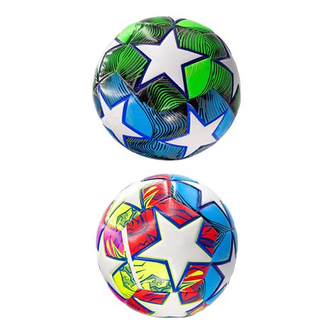 Balón multicolor sobre cancha exterior