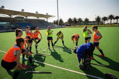 Jugadoras adultas de hockey césped entrenando