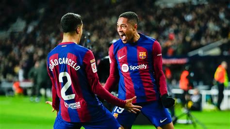 Vitor Roque celebra gol con el Barça