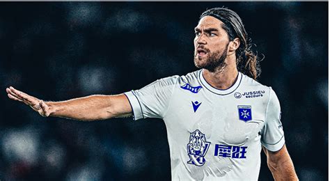Francisco Sierralta con camiseta del Piast Gliwice