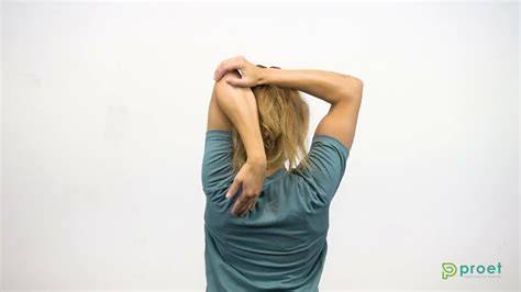 estiramiento del tríceps con brazo elevado