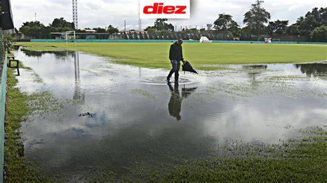 césped inundado de estadio de fútbol